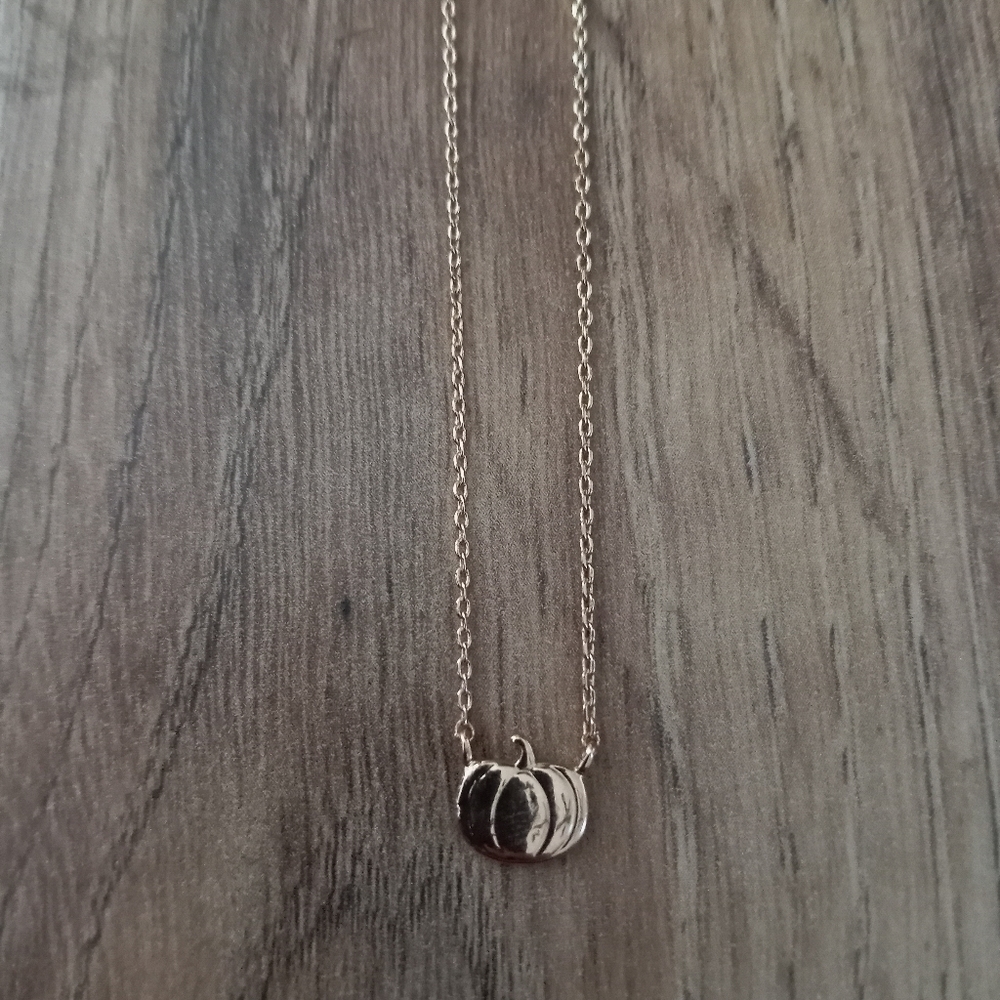 Dainty pumpkin short necklace